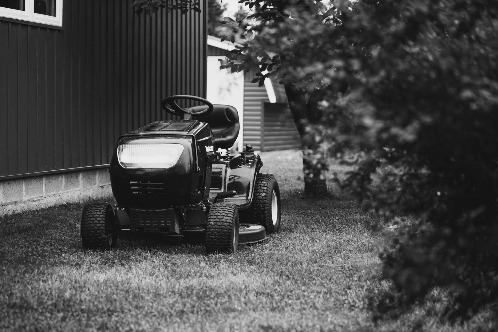 Ein fahrbarer Rasenmäher